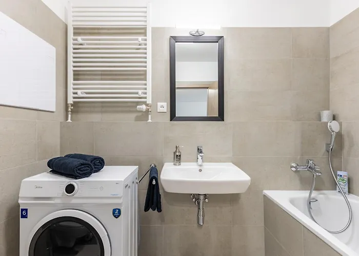 Gasthuis Sunny Haven: Modern 2br,garage, Wifi,stream Bratislava