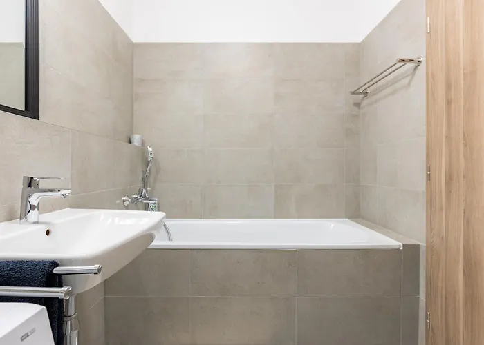 Sunny Haven: Modern 2br,garage, Wifi,stream *