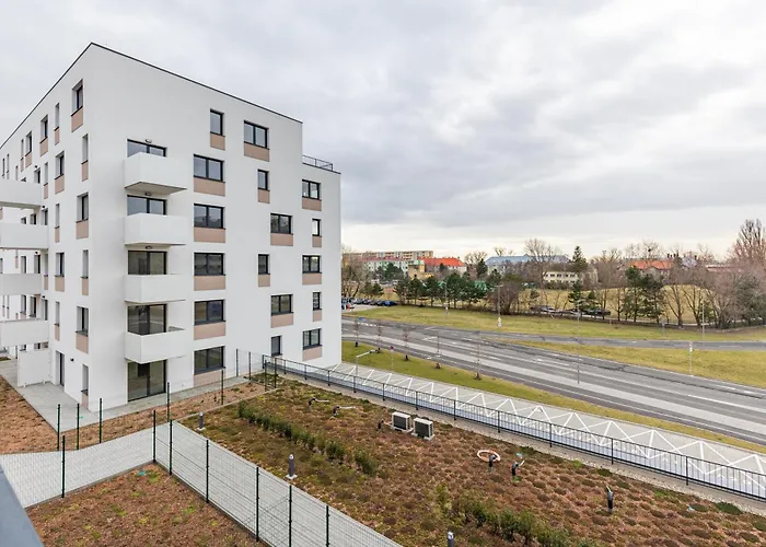 Penzión pre hostí Sunny Haven: Modern 2br,garage, Wifi,stream Bratislava