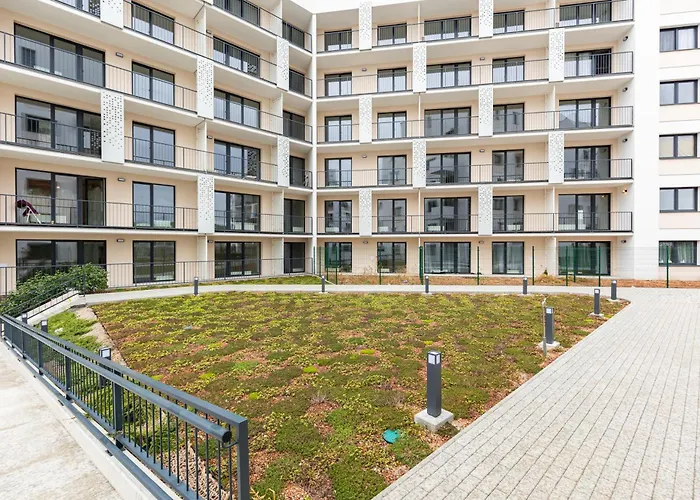 Penzión pre hostí Sunny Haven: Modern 2br,garage, Wifi,stream Bratislava