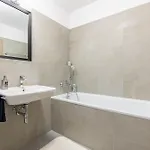 Casa de hóspedes Sunny Haven: Modern 2br,garage, Wifi,stream