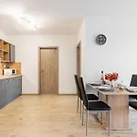 Casa de hóspedes Sunny Haven: Modern 2br,garage, Wifi,stream Bratislava