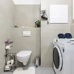 Casa de hóspedes Sunny Haven: Modern 2br,garage, Wifi,stream Bratislava
