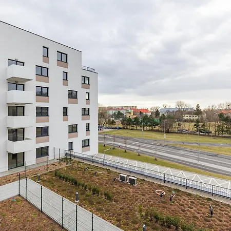 Гостьовий будинок Sunny Haven: Modern 2br,garage, Wifi,stream Братислава