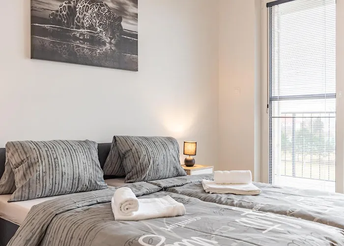 Гостьовий будинок Sunny Haven: Modern 2br,garage, Wifi,stream *