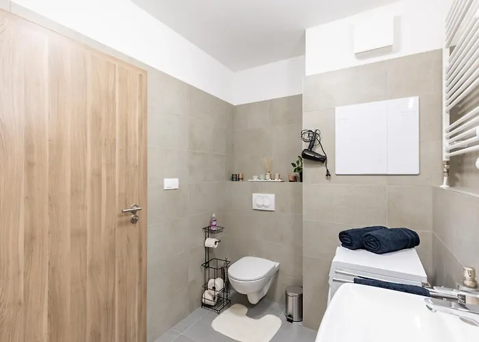 Sunny Haven: Modern 2br,garage, Wifi,stream * Братислава