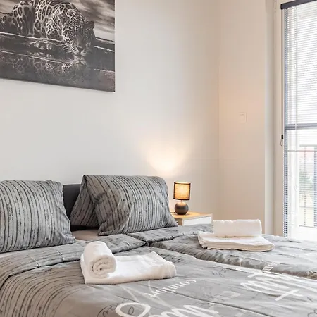 Guest house Sunny Haven: Modern 2br,garage, Wifi,stream *