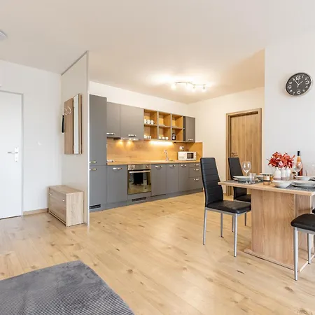 Sunny Haven: Modern 2br,garage, Wifi,stream * Bratislava