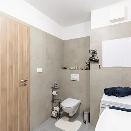 Sunny Haven: Modern 2br,garage, Wifi,stream * Bratislava