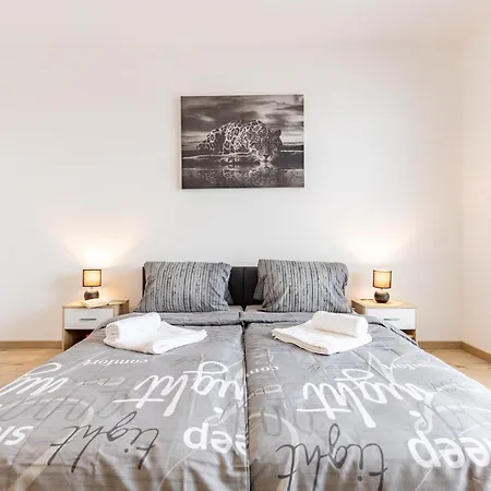 Guest house Sunny Haven: Modern 2br,garage, Wifi,stream