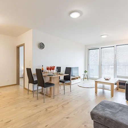 Guest house Sunny Haven: Modern 2br,garage, Wifi,stream