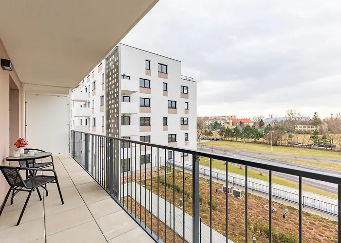 Maison d'hôtes Sunny Haven: Modern 2br,garage, Wifi,stream Bratislava